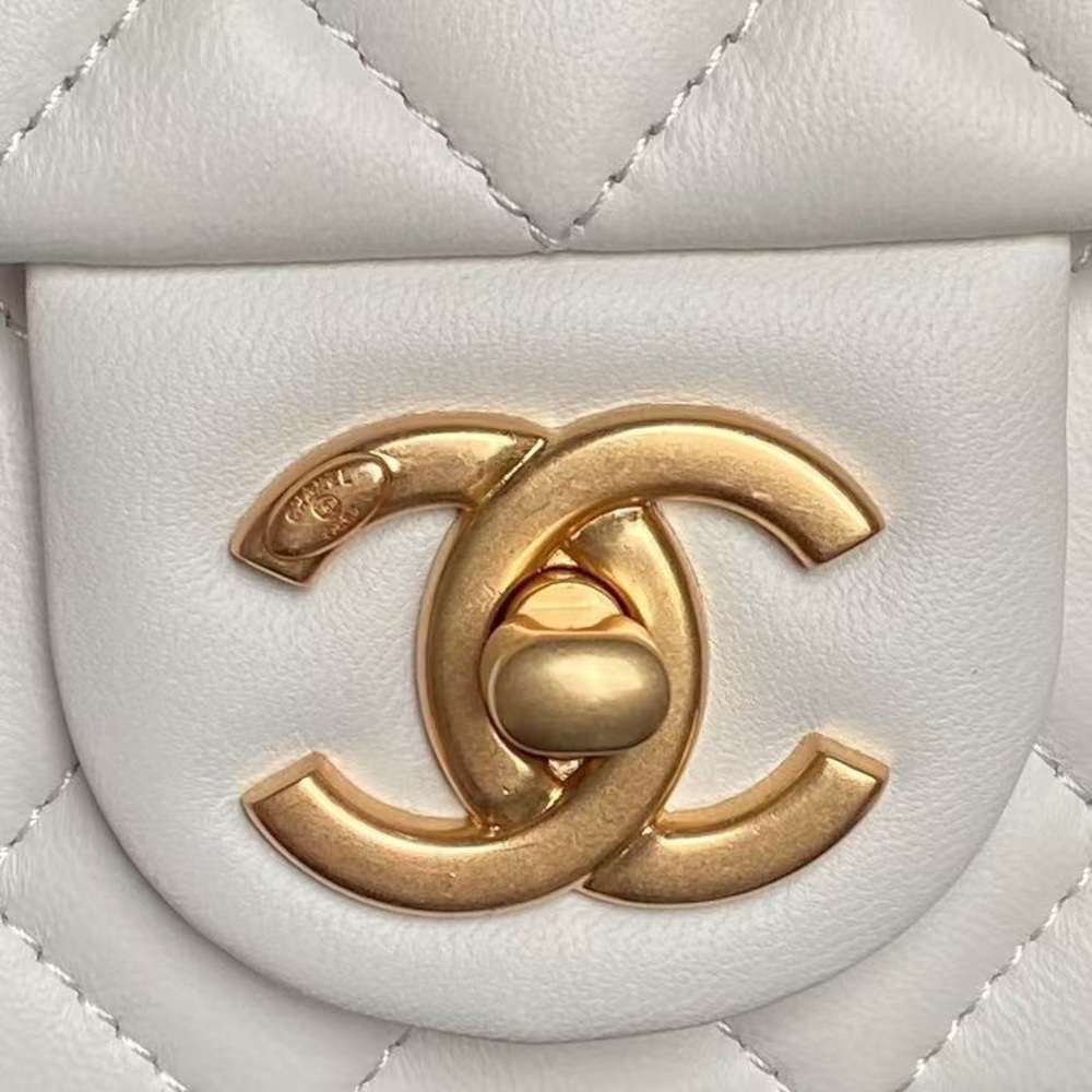 Chanel White Quilted Leather Classic Flap Bag with Gold Chain - Picture 2 of 7